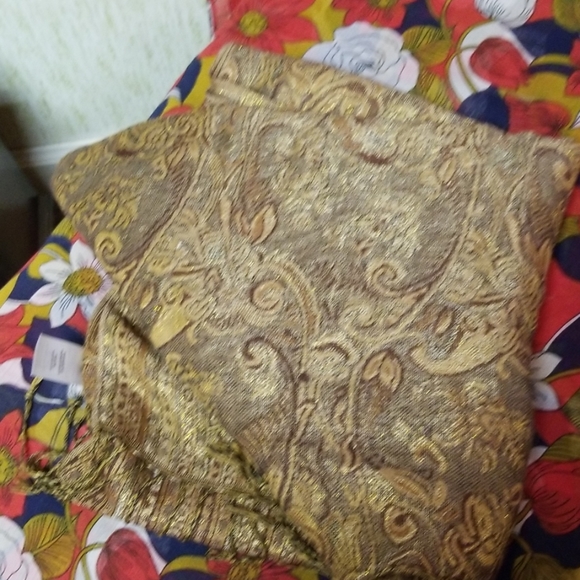 Beautiful Tapestry Wrap Scarf - Picture 4 of 5